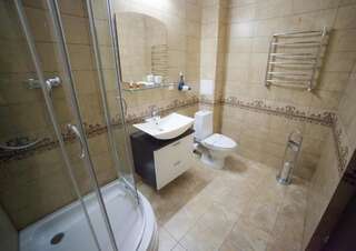 Отель Hotel Solomiya Трускавец Четырехместный номер с собственной ванной комнатой-4